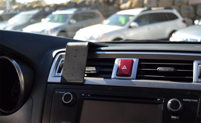 subaru-outback-car-dashboard-phone-mounts